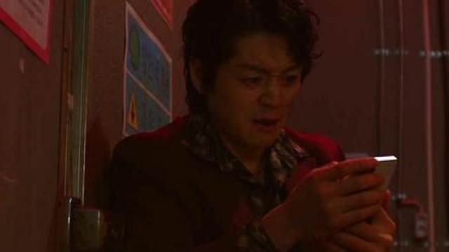 《金特务：本色回归‎》︱第8-9合集︱金科长凭一身本事闯过所 有围堵，却一次次与女儿擦肩，父爱能否敌过滔天阴谋。镇哲疯狂采购笑料拉满，另一边码头生死追凶步步紧逼，金科长循着监控追踪女儿踪迹，朱会长的灭口计划早已布下天罗地网。
