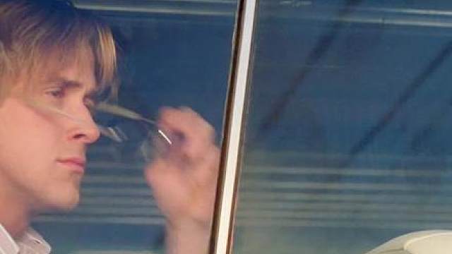 相比于“相爱抵万难”与“有钱抵万难”哪个更可靠一点？