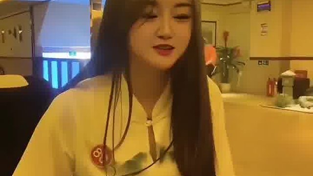 因为你不是他的目标，他一直看着前台，