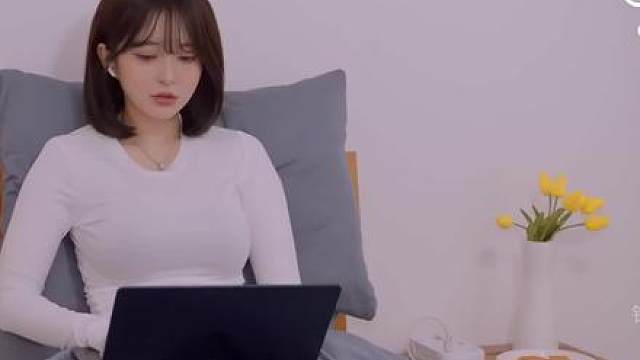 美女十分讨要自己哥哥，可离开时却又舍不得！