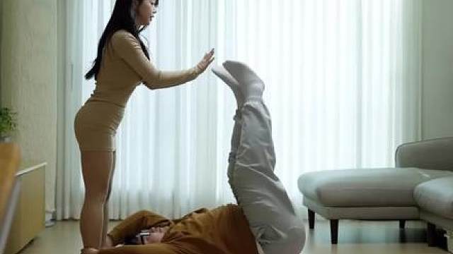 男人来女友家锻炼减肥，却惊悚的遭遇真假女友！