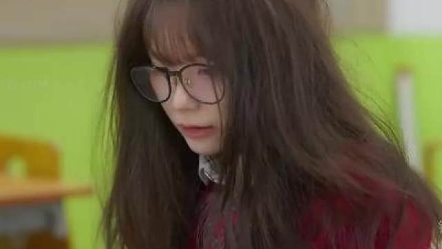 男人震惊的发现，忧郁女同桌竟然是咖啡厅女仆！