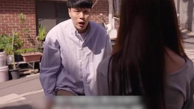 为了阻止男人带球过人，小姨子直接利用身体优势！