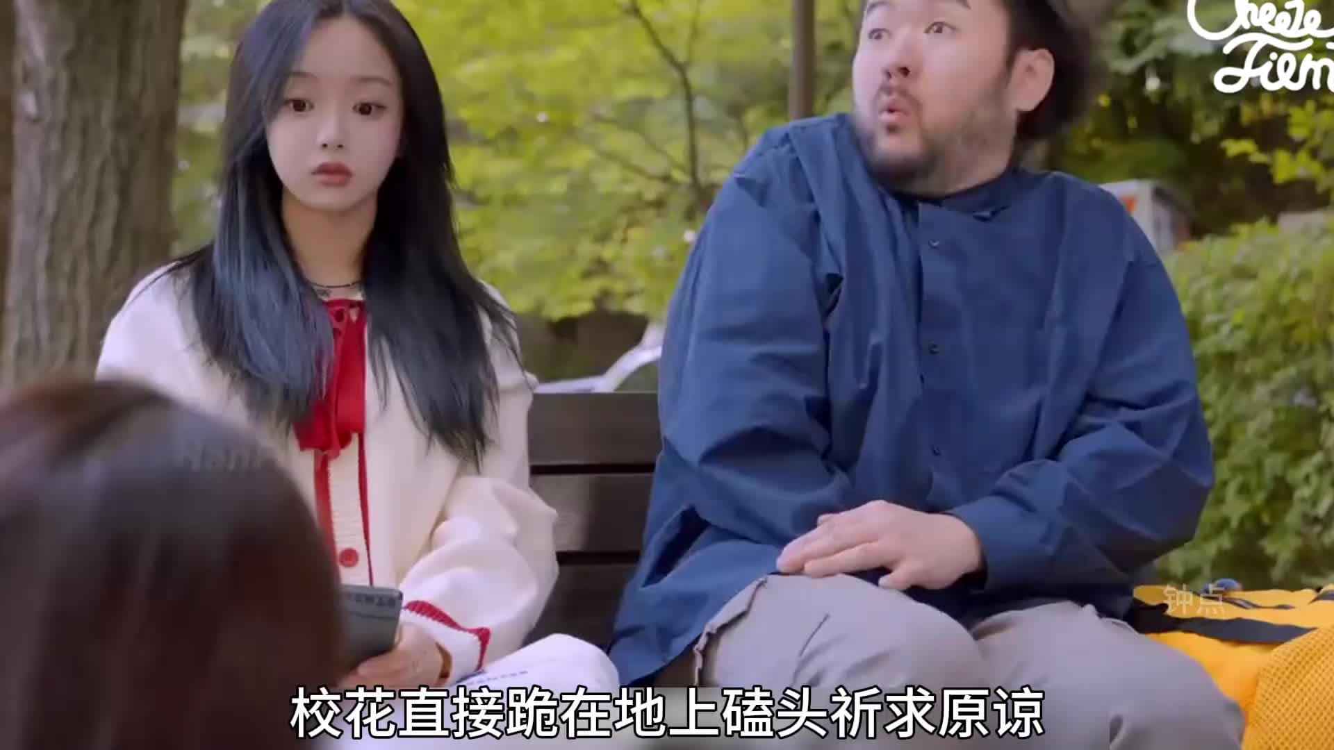 男人拍死美女腿上蟑螂，随后便塞进美女嘴里！
