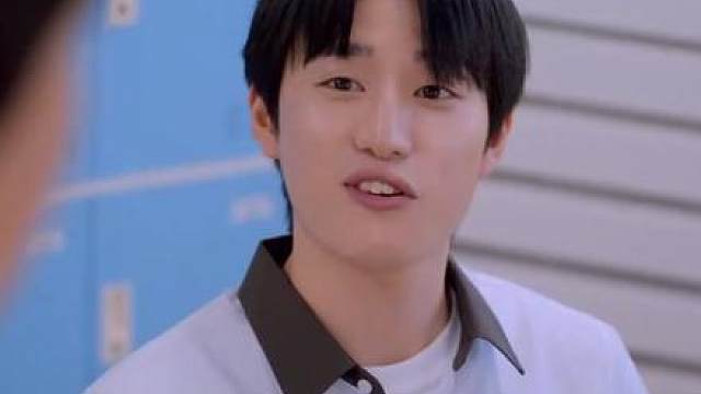 美女想亲近高冷哥哥，却始终得不到对方回应！