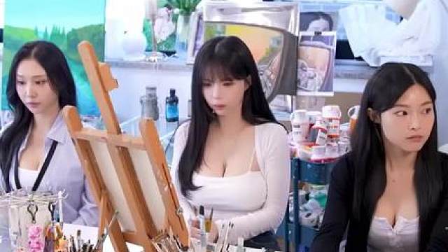 三位美女画人体模特，没想到男模身材异常惊艳！