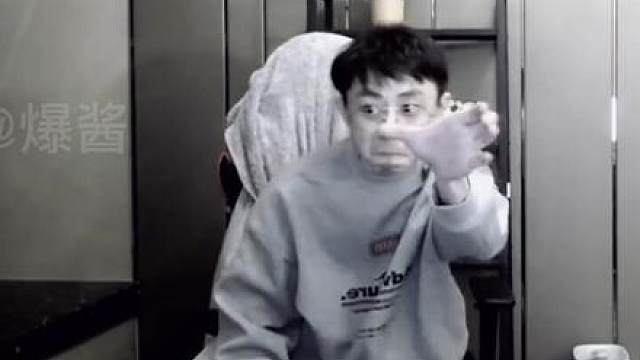堪比北影教科书般的肢体语言！