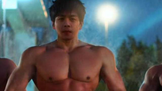 《从21世纪安全撤离》 史上“最疯”科幻喜剧，看十八岁的王炸兄弟团如何用勇气拯救三十八岁的自己