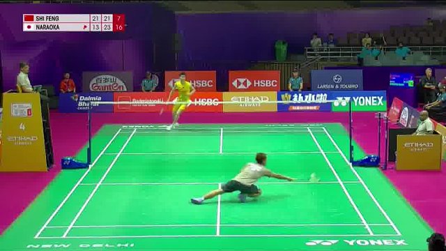 李诗沣起跳进攻连贯 杀球后迅速上网卡位