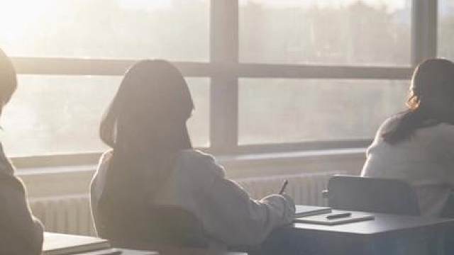 刚来韩国第一天，我就财阀少爷盯上了！ 全校都怕的财阀少爷在我家刷过碗 第一集。后续还在制作中，大家多支持。