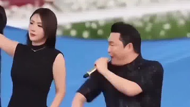 鸟叔演出现场的小插曲，看了十几遍总感觉美女没有错啊