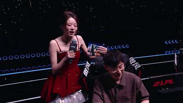 英雄联盟十五周年表演赛。
Uzi、Ming、Xiaohu、Karsa，老RNG限时回归。
水晶哥：我
