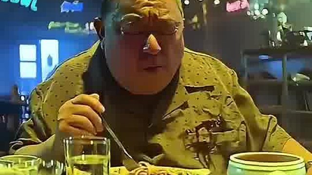 大佬在电影里的气场，可惜不知道电影名字