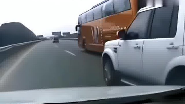 龟速行驶遇到刀片超车，结局挺惨可以换车了