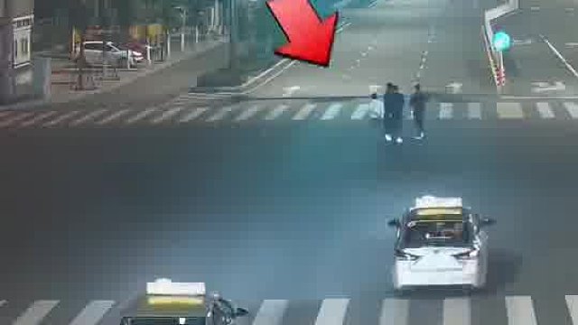 一家四口任性斜穿马路没想到出租车丝毫不让