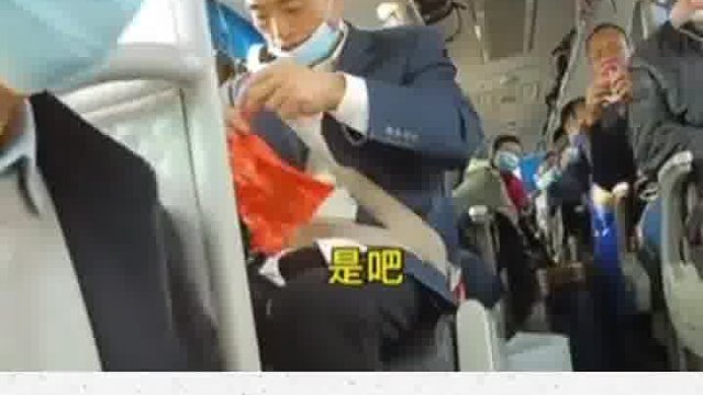 民警检查大客车超员，被这样的花式藏人惊呆了！#奇葩 #超员