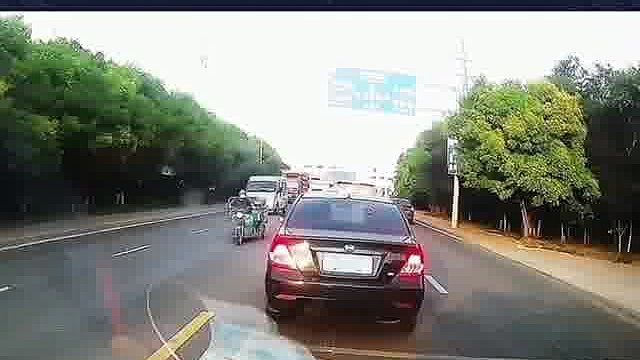 这大叔鬼探头不知道那黑车会不会留下阴影。行车保持安全距离，切不可任性变道