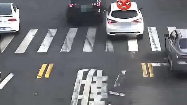男子加塞不成，竟一路恶意别车！结局令人舒适