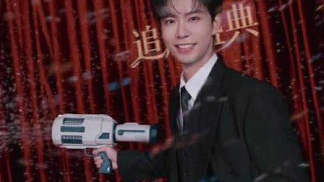 帅气转身，定格从容姿态。演员黄浩雯亮相心动追剧盛典，满分镜头感扑面而来，沉稳与少年感并存，气场全开