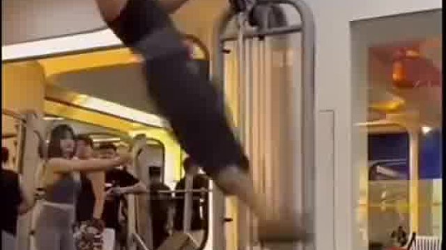 后面那女的眼睛都发光了