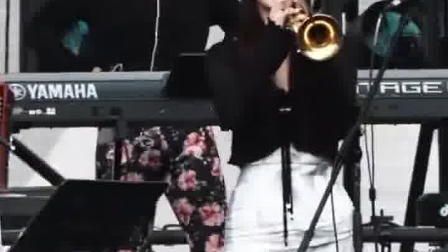 谁能拒绝一位会吹小号的美女！  -