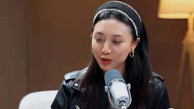 千呼万唤始出来，犹抱琵琶半遮面，经本人同意放出一张爱笑捧杯照片，刚刚回应了一个字“冠”！！
第一赛段
