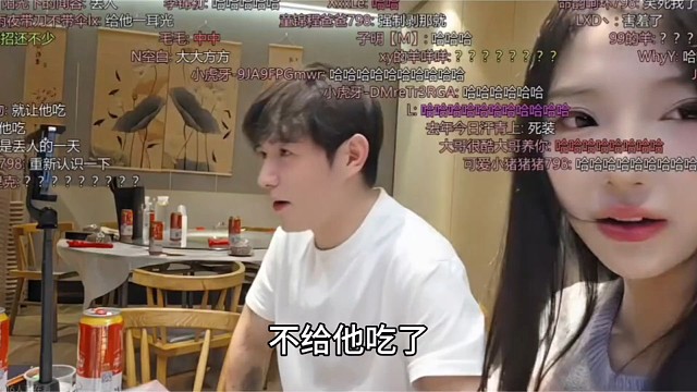壮壮烦死小猪了！壮壮剥虾童锦程不吃，壮壮低声念叨不吃拉倒