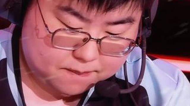 评论席突然说出了小胖没人管，小胖听到终于有人理解他了，表情快忍不住了太难了