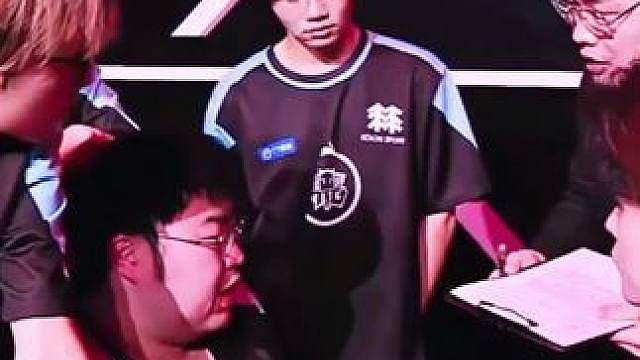 广州TTG vs JDG，TTG选红色方，和小胖好像起了争执