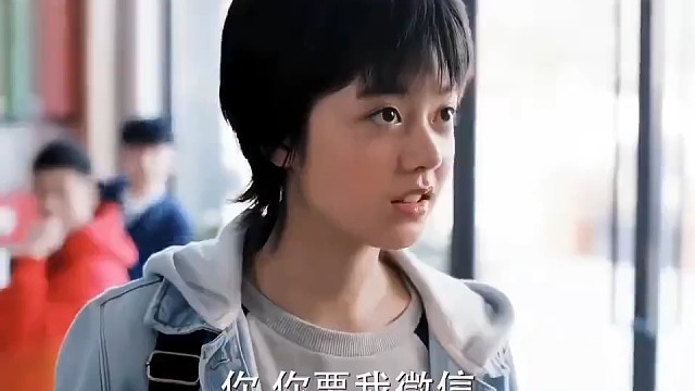 其实是她眼镜被同学掰断了，近视眼看不清码[捂脸R