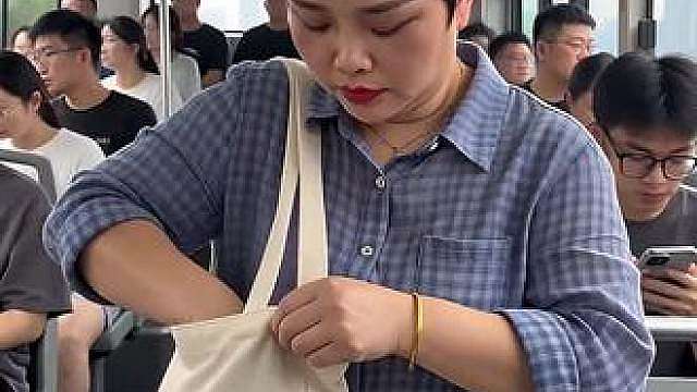 公交车上的尴尬瞬间