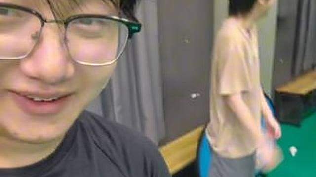 此人 打羽毛输给了我，正在接受惩罚