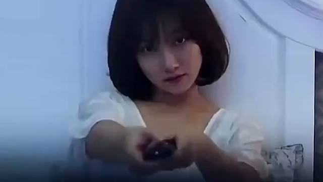 电视里正亲热着呢，老婆眼神突然不对劲了#影视剪辑