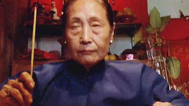 女大学生为了见鬼住进凶宅里，可不料里面竟不止一只鬼！