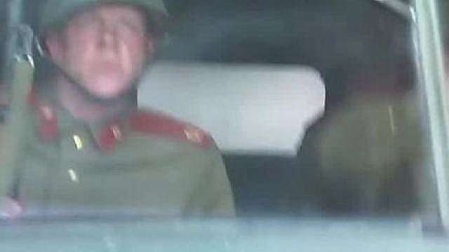 大街上演坦克暴力追击，火车逃跑被坦克堵住涵洞，相撞爆炸惊险逃生