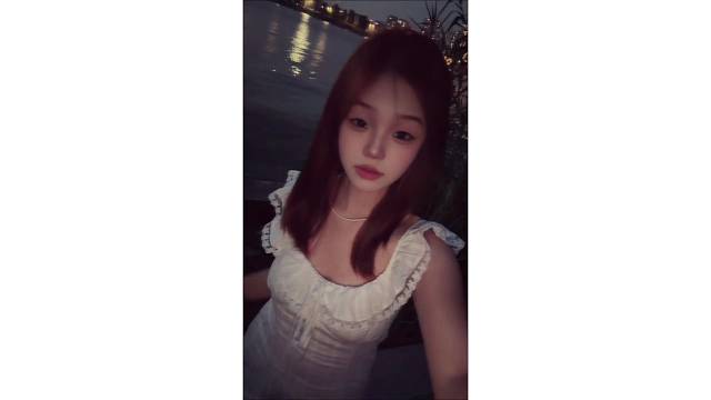 夜晚江边散步