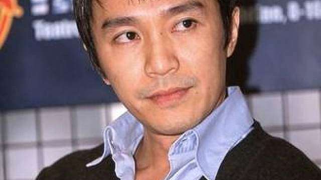 星爷坦言，爱情曾经挽救过我 2004汕大对话现场，学生问起电影里总写落魄时的爱情。