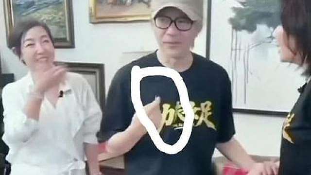 荧幕里无厘头影帝， 仔细看，私下唠嗑先剔牙，毫无偶像包袱的星爷太可爱。