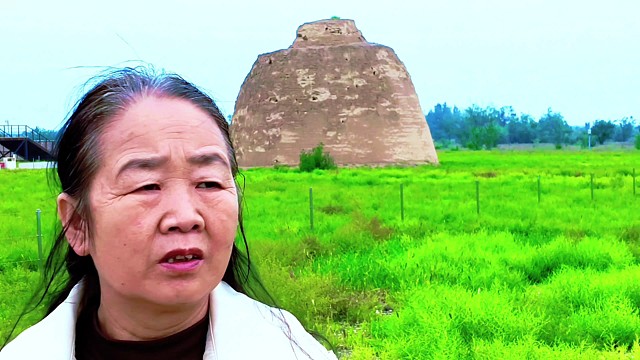 长风掠过土冢，昔日荣光隐于黄沙，山河依旧，往事悠悠。