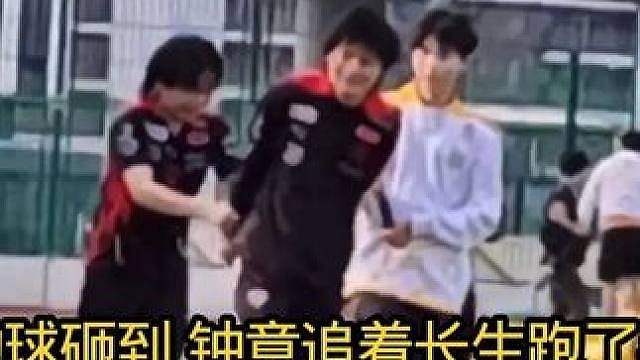 俩人追着跑了半个操场，碰见向鱼了，向鱼在直播:喂你们俩，这是能播的吗？