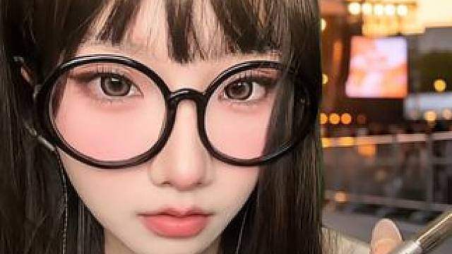 ASMR剧情模拟『奔赴花花演唱会 路上偶遇到了素颜刚下火车着急忙慌的你 帮你化妆