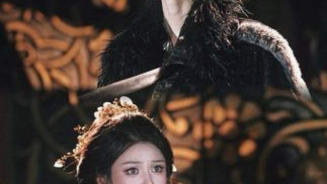 “母后说什么呢 寡人不就在您面前么？”