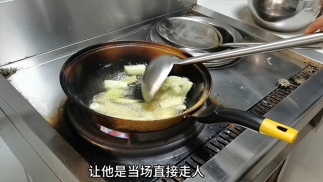 300一天的95后替班小伙，老板看他做的菜，直接让他走人