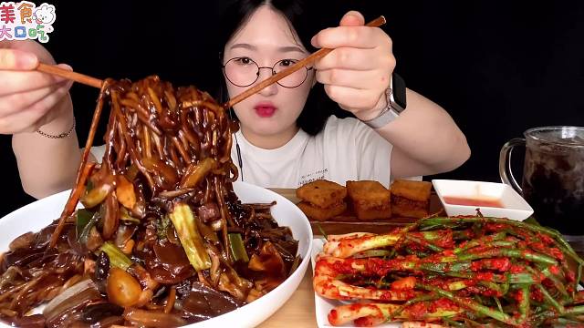 浓郁黑酱炸酱面，搭配炸豆腐和腌葱，太香了