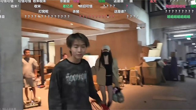 孟孟一出场子圣直接惊呆了！这身穿搭差点没认出来，确实好看