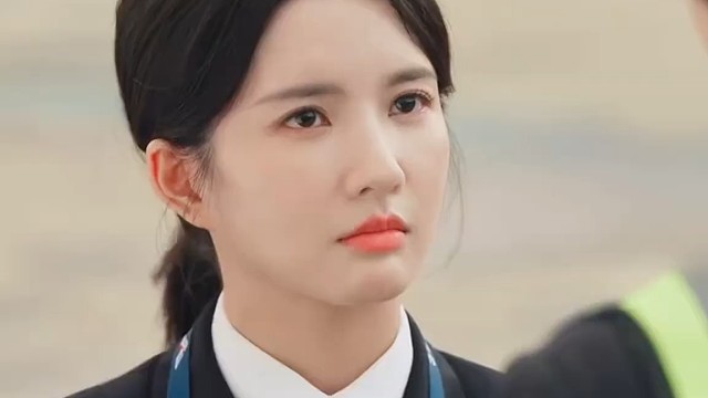 乘客看见女机长故意撒硬币，赔偿十几万当场傻眼
