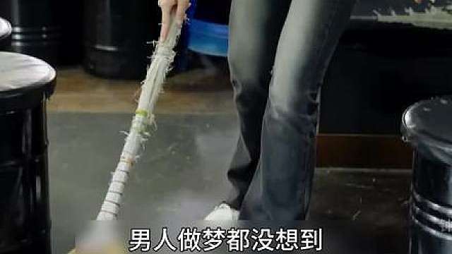 美女店员俯身扫地，男人立刻尴尬的盖住眼睛！