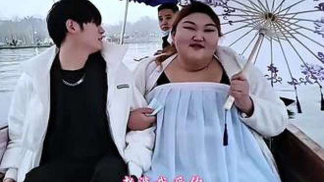 别人游西湖谈情，他俩游西湖极限拉扯