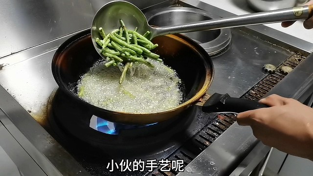月薪1800学徒工第一次炒菜，老板看了提出几点意见