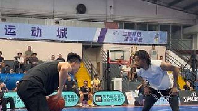 “孟博龙半场50比21NBA主力后卫特雷伯克 陈泽文看了都摇头”